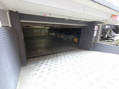 【駐車場】 | ライフレビュー横浜関内スクエア | 駐車場の出入口です。