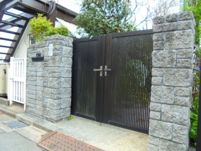 【エントランス】 | 昭島市東町１丁目　中古戸建 | 家の第一印象が決まる門塀は落ち着きある上品な色合いです。家全体との調和も取れています。