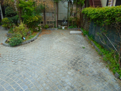 【駐車場】 | 昭島市東町１丁目　中古戸建 | 車好きのパパにはうれしい広さのヵースペース、休日には自慢の愛車を思う存分メンテナンス。