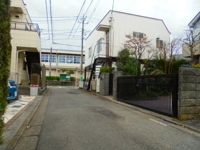 【前面道路含む現地写真】 | 昭島市東町１丁目　中古戸建 | 前面道路は閑静な住宅地の通りとなるため、車通りは多くありません。 安心して車庫入れ可能。