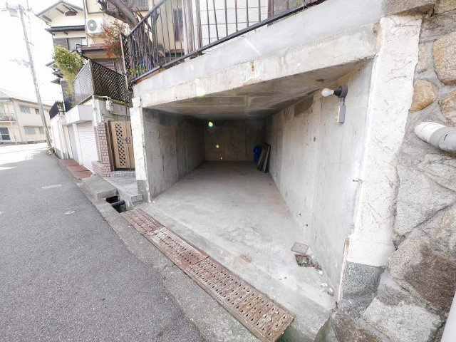 花山台戸建の駐車場|車高165ｃｍ