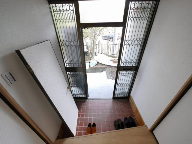 花山台戸建の玄関