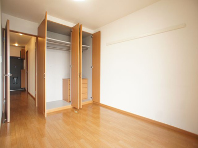 【収納】 | ブランドリーK | 充実収納付きの南側洋間です♪