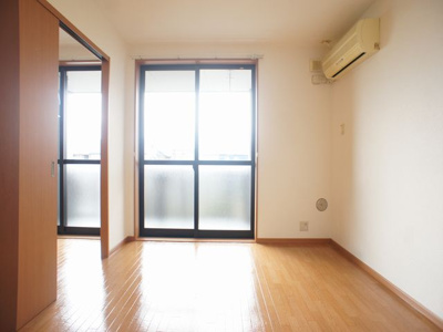 【居間・リビング】 | ブランドリーK | 快適に過ごせるエアコンが付いています♪