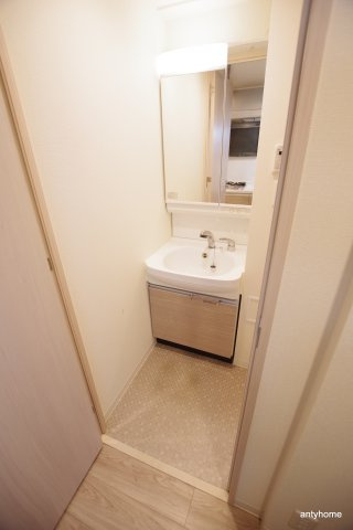 プレサンス塚本グランゲート　仲介手数料無料の洗面所