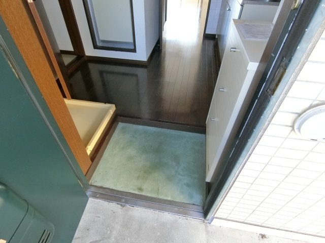 昭島市松原町１丁目の賃貸マンションの玄関