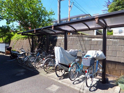 【その他共用部分】 | アベニュー白鳥A | 屋根付きの駐輪場で雨が降っても大切な自転車が濡れなくてすみますね♪荷物が重いときに自転車があれば助かりますね！