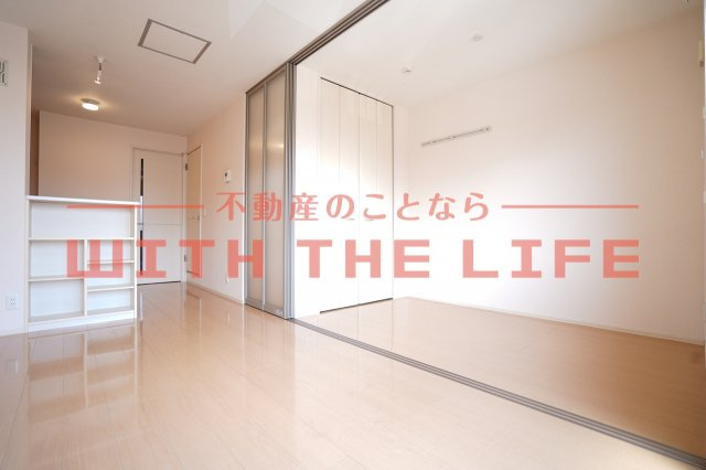 グロワール東合川【キャッシュバック対象物件】の居間・リビング|こちらのリビングで趣味の時間をお楽しみください