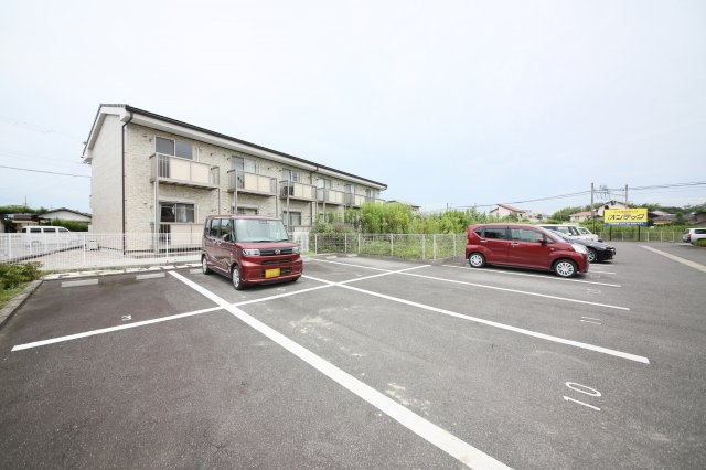 ラビアンローズの駐車場