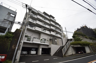 【外観】 | 総戸数１６戸、平成２年３月築、管理人は日勤勤務につき管理体制良好です♪