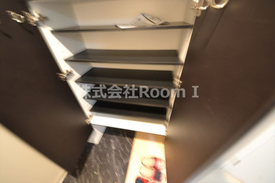 【玄関】 | セレニテ本町エコート | 便利な収納スペースです