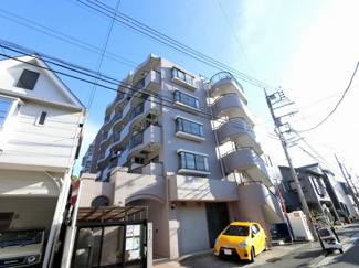 【外観】 | 横浜市営地下鉄ブルーライン「吉野町」駅・「阪東橋」駅徒歩11分と好立地。
通勤時間の短縮でご家族と過ごす時間を増やす事が出来ます。