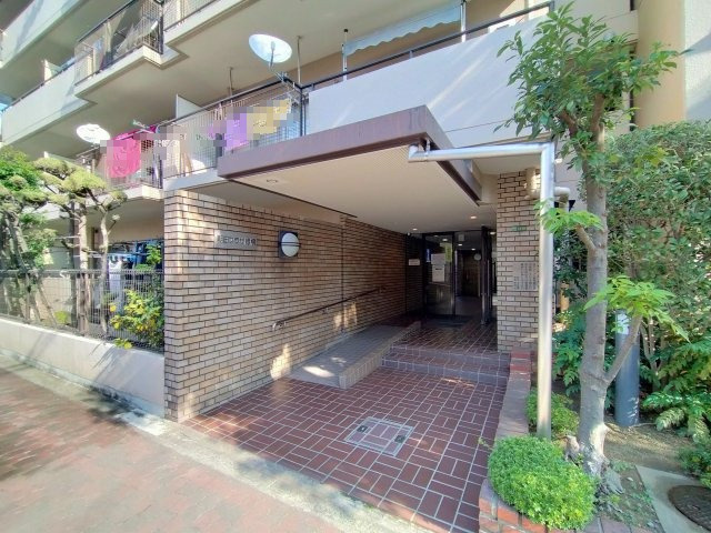 朝日プラザ緑橋のエントランス|エントランスには、お年寄りやベビーカーも安心なスロープがございます♪