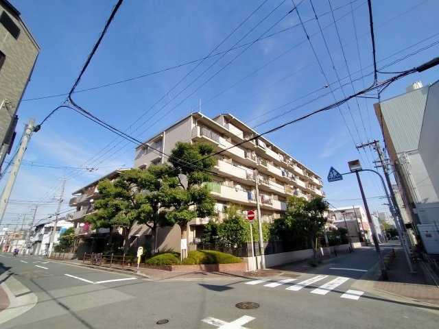 朝日プラザ緑橋の外観|敷地内の植栽も綺麗にお手入れされています！駅から徒歩7分の立地は大きな魅力ですね♪