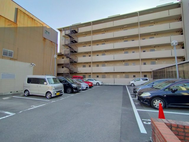 朝日プラザ緑橋の駐車場|敷地内駐車場があるのは嬉しいですね。お車をお持ちの方も安心です。（空き状況要確認）