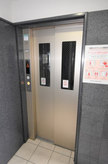 【エントランス】 | エレベーターで6階へ