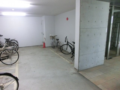 【その他共用部分】 | クリスタルライト | マンション1階部分に自転車置き場があり雨に濡れません!(^^)!