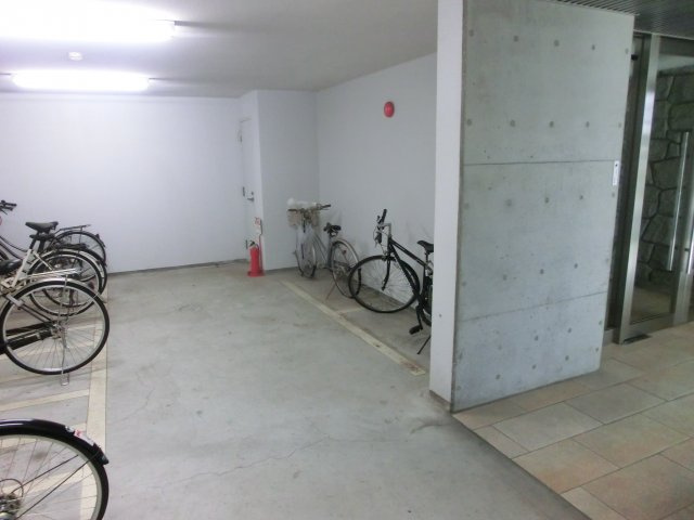 【その他共用部分】 | クリスタルライト | マンション1階部分に自転車置き場があり雨に濡れません!(^^)!