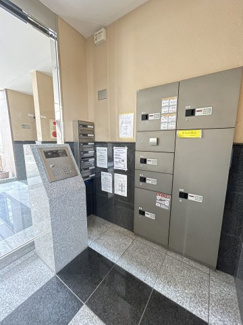【エントランス】 | オートロックあり！
いつでも荷物が受け取れる宅配ボックスがあると、再配達の手間もかかりませんし、便利ですね♪