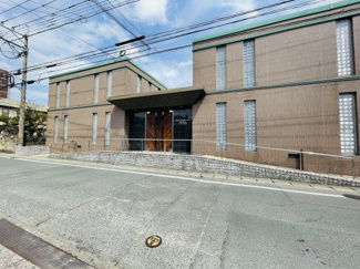 【外観】 | 箱崎駅から徒歩12分の好立地。
戸建てとマンションの良さを兼ねたメゾネットタイプの物件です。駐車2台OK、ペット可