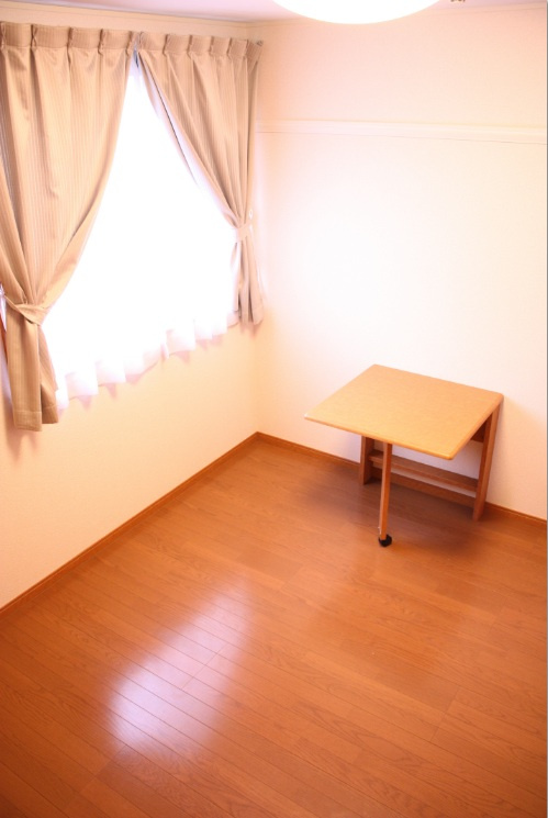 ノースヒルズの居間・リビング|室内は絨毯タイプのお部屋です。