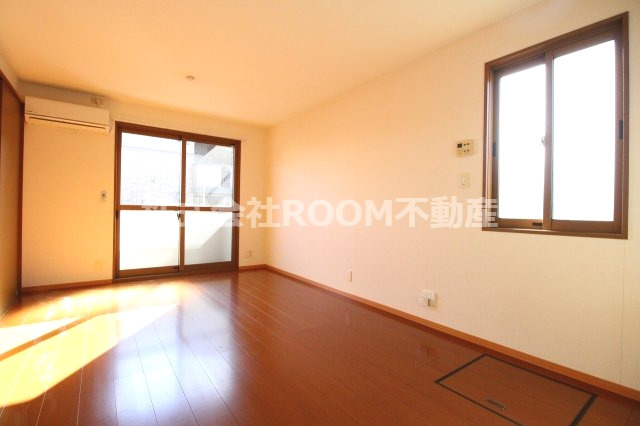 フローラルビレッジⅥ番館の居間・リビング|こちらの居間で趣味の時間をお楽しみください