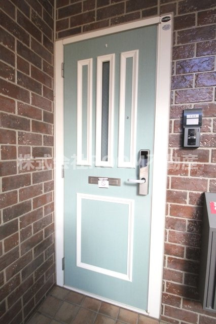 フローラルビレッジⅥ番館の玄関|明るい玄関です