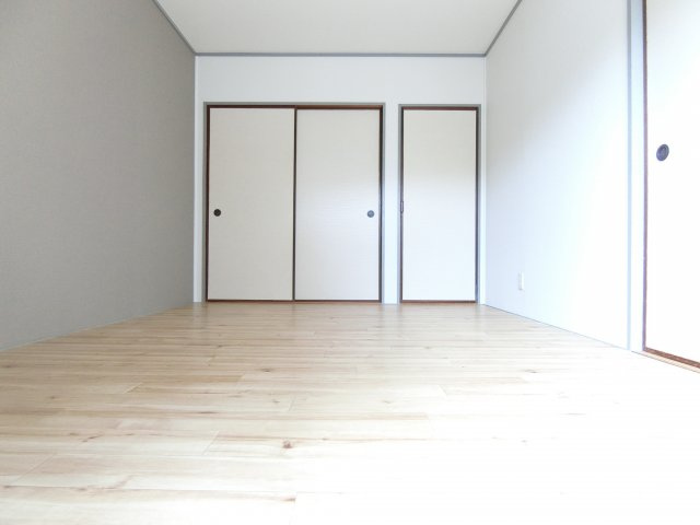 尾崎ハイツの洋室