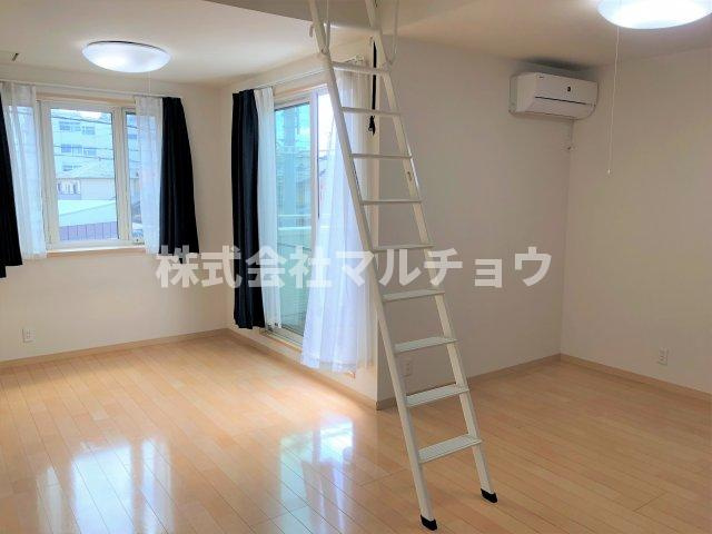 サラナHOUSEの居間・リビング|こちらのリビングで趣味の時間をお楽しみください