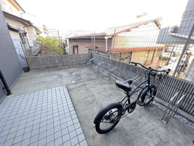 【その他共用部分】 | コート高島台 | 敷地内にバイク置き場と駐輪場を完備しています！自転車やバイクがあれば通勤・通学、お買い物にも便利です☆