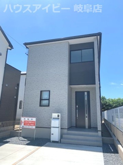 【外観】 | 岐阜市南鶉　新築建売　全3棟　堂々完成！お車スペース並列2台可能！保育園・小学校近いです！スタイリッシュな外観！南部市民プールの隣です♪