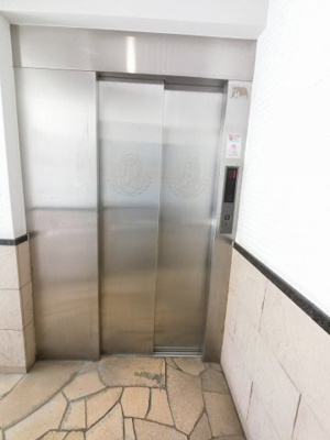 【その他共用部分】 | フローレンスパレス保土ヶ谷駅前 | お買い物時やベビーカーの出し入れに便利なエレベーター付です。