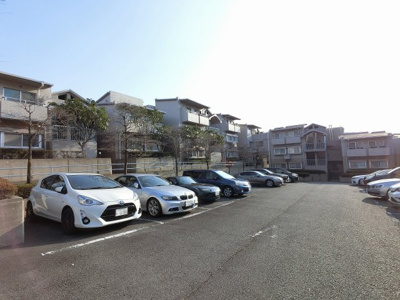 【駐車場】 | コートヒルズ青葉台Ａ棟 | 平置き駐車場です。