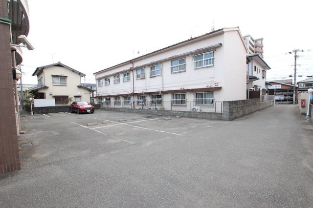 ロイヤルガーデンヴィラ箱崎ウエストステージの駐車場