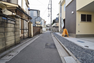 【前面道路含む現地写真】 | 近くには小・中学校やコンビニエンスストア、公園などの施設が徒歩10分圏内にございます！