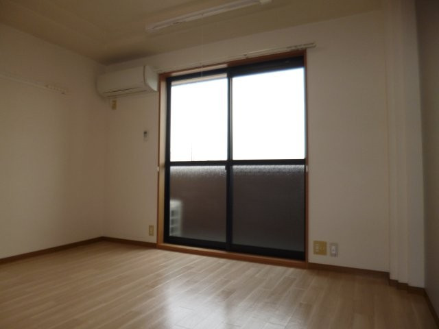 倉敷市上東のアパートの居間・リビング|洋室