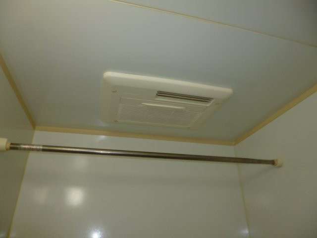 倉敷市上東のアパートの浴室|浴室乾燥機