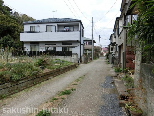 柏井町　土地　の前面道路含む現地写真|柏井町　土地　建築条件なし　更地　両面道路（東南側・北西側）丁度いい約４２．９坪　