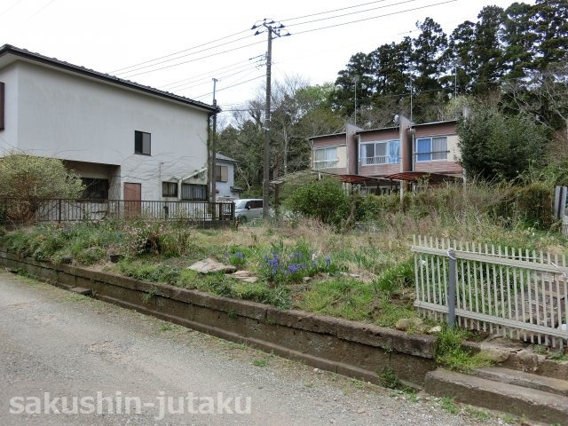 柏井町　土地　の前面道路含む現地写真|柏井町　土地　建築条件なし　更地　両面道路（東南側・北西側）丁度いい約４２．９坪　