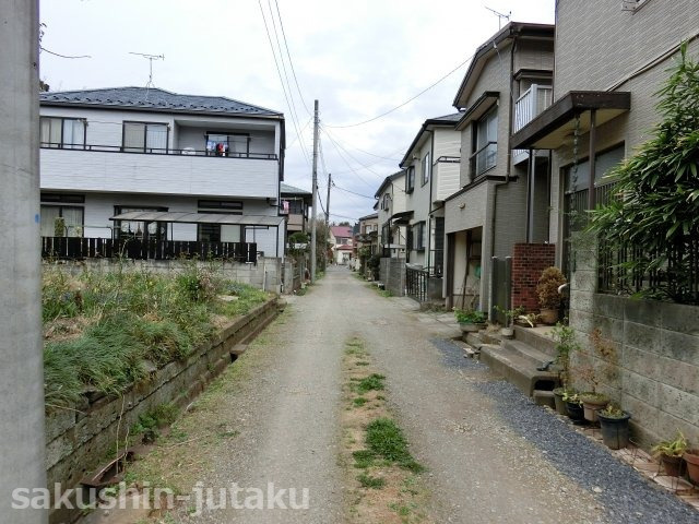 柏井町　土地　の前面道路含む現地写真|柏井町　土地　建築条件なし　更地　両面道路（東南側・北西側）丁度いい約４２．９坪　