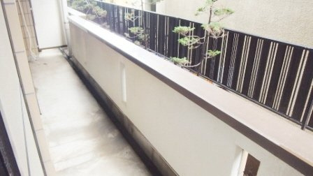 グランテージ丸太のバルコニー|奥行きのあるベランダ