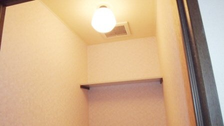 グランテージ丸太の設備|トイレに収納棚あり