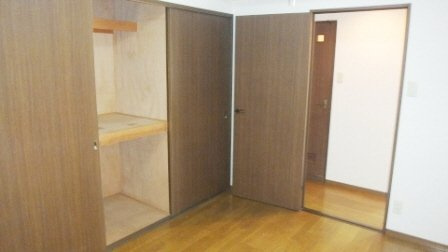 グランテージ丸太の居間・リビング|収納は1間分あり