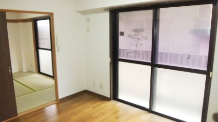 グランテージ丸太の居間・リビング|ダイニングから和室