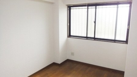 グランテージ丸太の寝室|廊下側洋室5.7帖