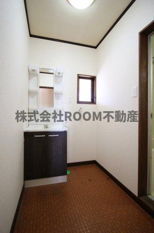 丸久第12コーポ A・B・C・D棟の洗面所|ゆったりとスペースのある洗面所