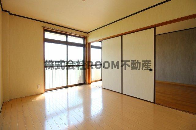 丸久第12コーポ A・B・C・D棟の寝室|落ち着いた色調の寝室です