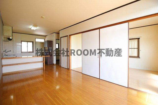 丸久第12コーポ A・B・C・D棟の居間・リビング|こちらの居間で趣味の時間をお楽しみください