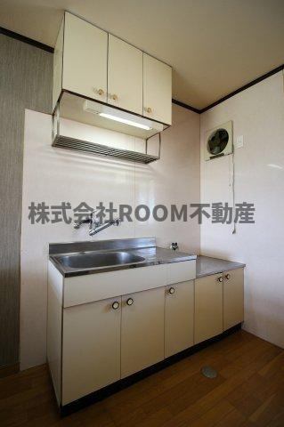 丸久第12コーポ A・B・C・D棟のキッチン|コンパクトなキッチンで掃除もラクラク