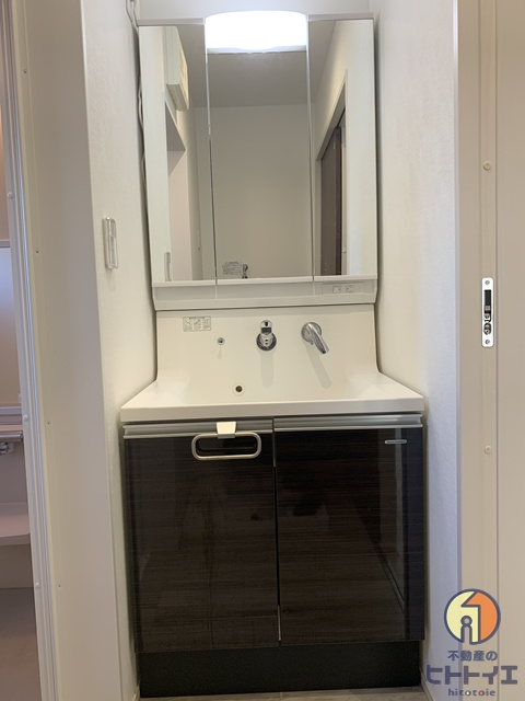 オラス本山の洗面所|独立洗面台、小物を置くことができて便利です